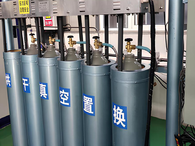 電子氣體級(jí)匯流排，自動(dòng)化控制加熱烘干真空置換裝置 2 套(6 工位，8 工位)可以同時(shí)處理 14 支直徑小于 250 的鋼瓶